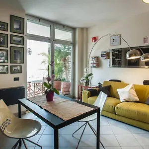 Modern Giovanni Square Apartment